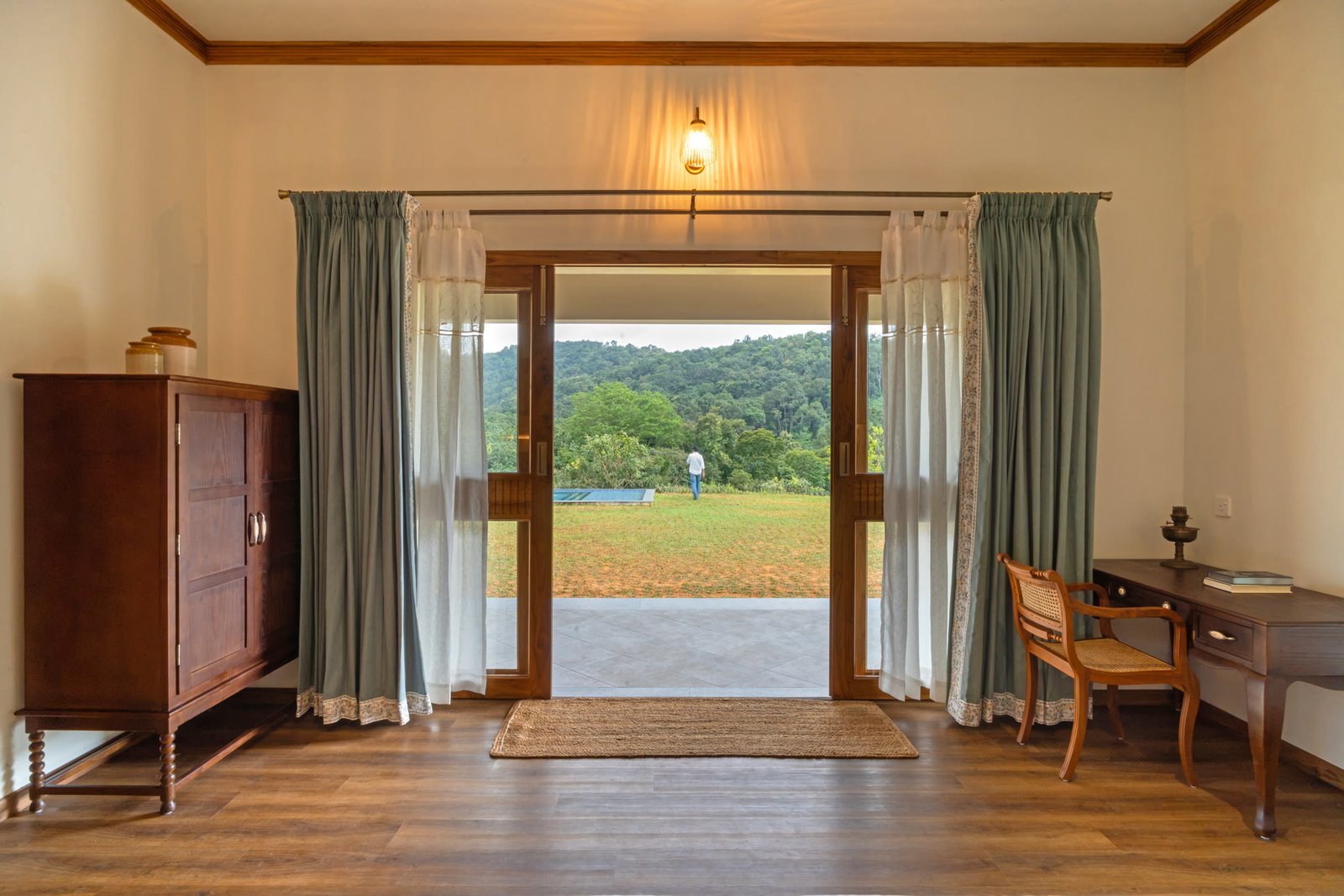 Suite with wide doors opening directly onto the lawn